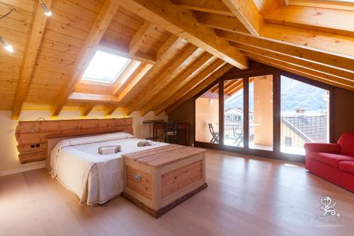 ein Schlafzimmer mit einem großen Bett in einem Zimmer mit Holzdecken in der Unterkunft Il Grifo in Lenno