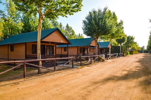 una casa con un camino de tierra delante de ella en Camping La Aldea, en El Rocío