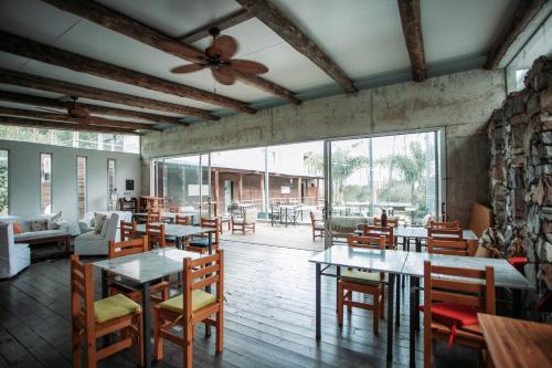 un ristorante con tavoli e sedie e un ventilatore a soffitto di Altos de la Serena Apart Hotel a La Paloma