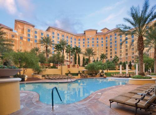 um resort com uma grande piscina e palmeiras em Club Wyndham Grand Desert em Las Vegas