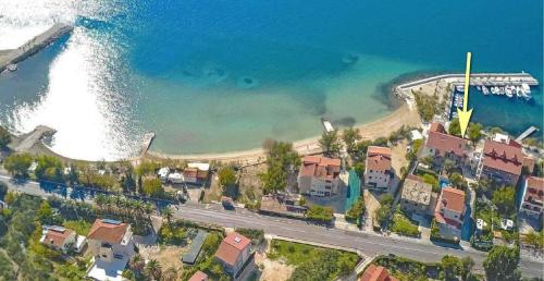 una vista aerea su una spiaggia e sull'oceano di Apartments Roko a Duće