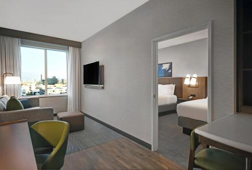 Televisor o centre d'entreteniment de Staybridge Suites - Houston - Galleria Area, an IHG Hotel