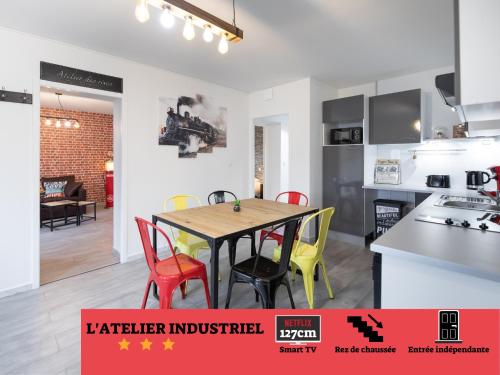 a kitchen and dining room with a table and chairs at Résidence 3 etoiles Les thèmes Proche Lux, Metz, Cattenom in Hayange