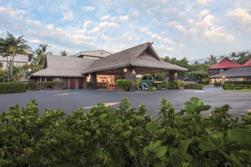 un bâtiment avec un toit de chaume dans un parking dans l'établissement Club Wyndham Kona, à Kailua-Kona