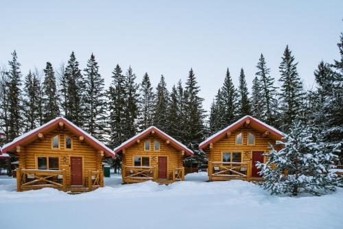 un par de casas de troncos en la nieve en Miette Mountain Cabins, en Jasper