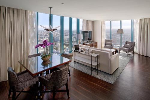 - un salon avec un canapé et une table avec des chaises dans l'établissement InterContinental San Francisco, an IHG Hotel, à San Francisco