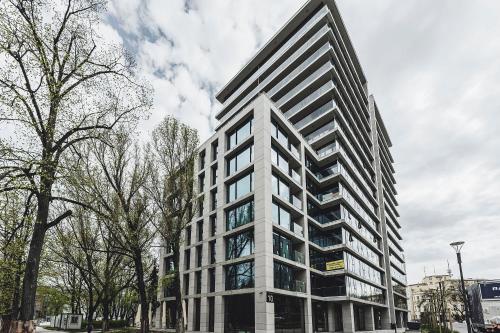 un edificio blanco alto en una calle de la ciudad en Apartament SPA Lublin Centrum, en Lublin