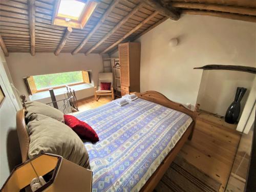 1 dormitorio con cama y ventana en Monte das Cascatas, en Marvão