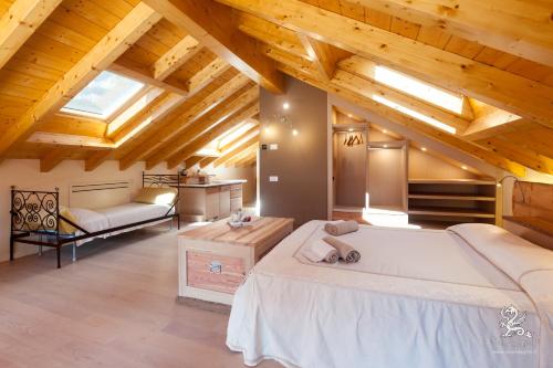 - une chambre avec un grand lit dans une pièce dotée de plafonds en bois dans l'établissement Il Grifo, à Lenno