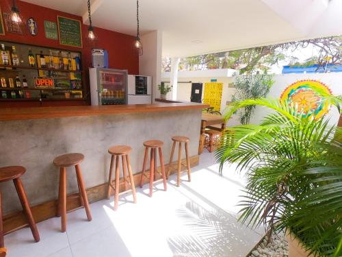 卡波布里奥Guest House Cabo Frio的餐厅内带木凳的酒吧