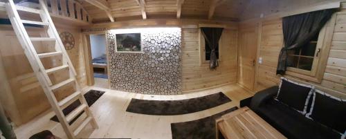 Kamar mandi di Wooden House Ripac