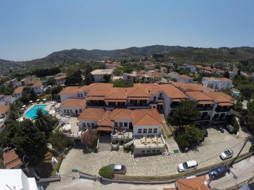 een luchtzicht op een groot huis met een tuin bij Dionyssos in Skopelos Town