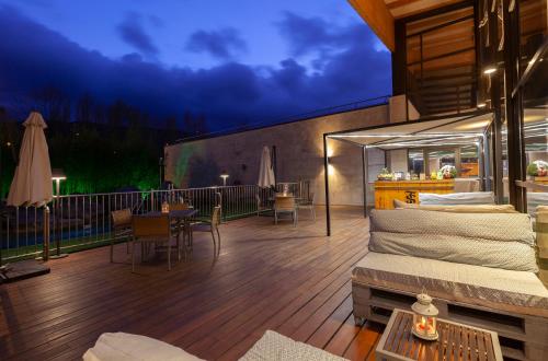 balcone con letto, tavolo e sedie di Hotel Puerta de Bilbao a Barakaldo