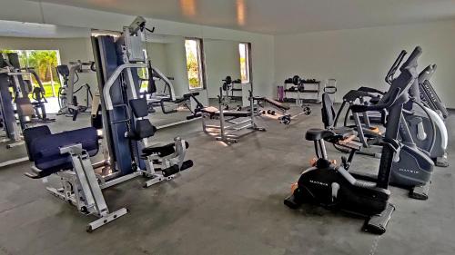 - une salle de sport avec plusieurs tapis de course et vélos d'exercice dans l'établissement Fortune Park Airport Road, Hubballi - Member ITC's Hotel Group, à Hubli