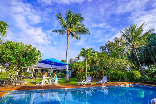 Poolen vid eller i närheten av The Black Pearl Beachside Apartments