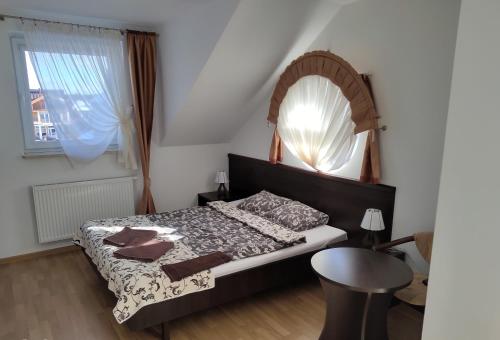 um quarto com uma cama e um espelho na parede em Willa Latarnik - doskonała lokalizacja, blisko atrakcji, 20min do plaży em Łeba