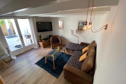 Телевизия и/или развлекателен център в Tiny House - town house in the centre of Annecy terrace & air conditioning