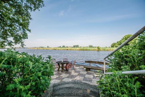 un tavolo e sedie accanto a un secchio d'acqua di Fährhauslodges Natur in Sicht a Norden