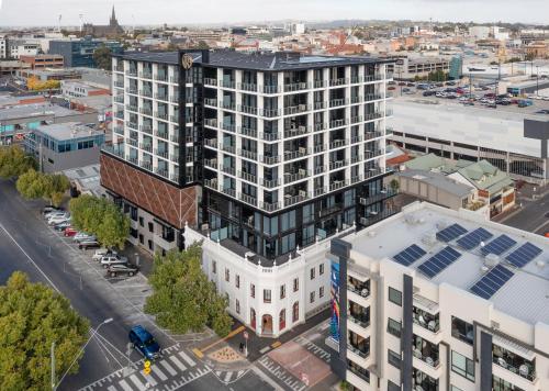 una vista aérea de un edificio blanco alto en R Hotel Geelong, en Geelong