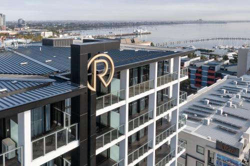 un edificio con la letra r encima en R Hotel Geelong, en Geelong