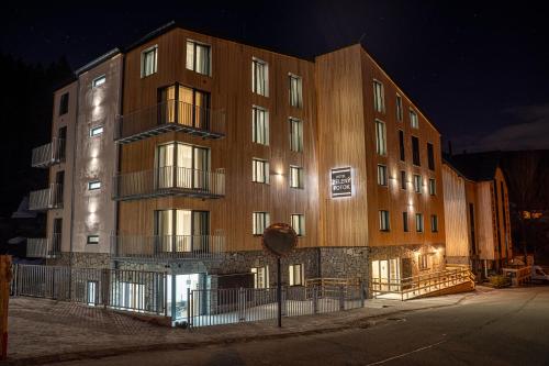 un edificio in una strada di notte di Hotel Zelený potok a Pec pod Sněžkou