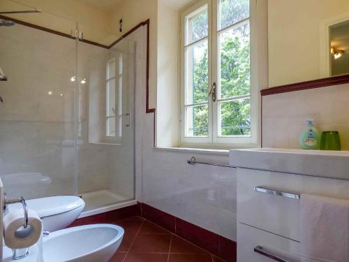 y baño con lavabo, aseo y ducha. en Lucca Cycling Holidays Il Tiglio Rooms, en Lucca