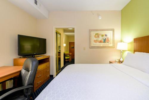 ein Hotelzimmer mit einem Bett und einem Flachbild-TV in der Unterkunft Holiday Inn Express Ashland, an IHG Hotel in Ashland