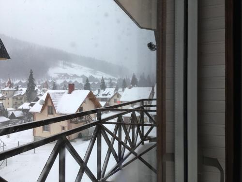 una vista da una finestra di una città innevata di Guest House Mountain a Bukovel