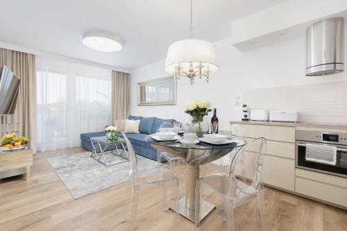 Dapur atau dapur kecil di Baltini Premium Apartament Bliżej Morza