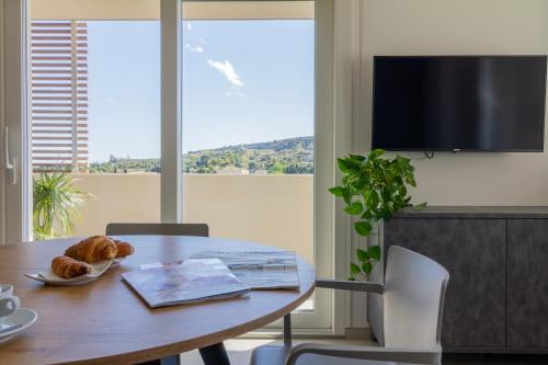 uma mesa de jantar com um prato de comida em Istai Poetto Apartment em Cagliari