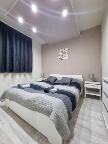 Una cama o camas en una habitación de HIGH STREET APARTMAN