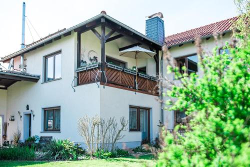 una vista exterior de una casa con balcón en Hussi's Home, en Großenhain