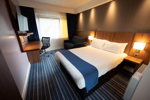 Säng eller sängar i ett rum på Holiday Inn Express, Chester Racecourse, an IHG Hotel