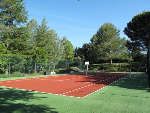 Tennis and/or squash facilities at Résidence Miro or nearby