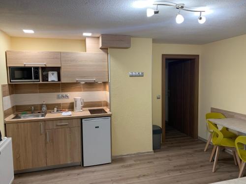 O bucătărie sau chicinetă la Apartmány Hujer 2