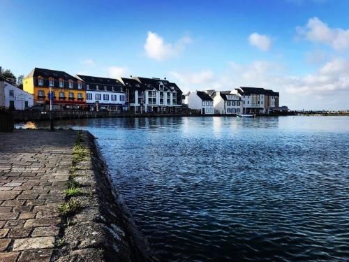 a view of a river with houses and buildings at Le Thalassa Hôtel & Spa in Camaret-sur-Mer