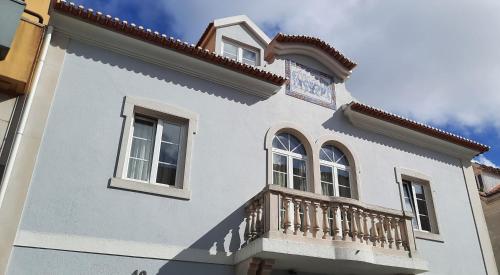 Cette maison blanche dispose d'un balcon. dans l'établissement CasAzulApartments, à Sintra