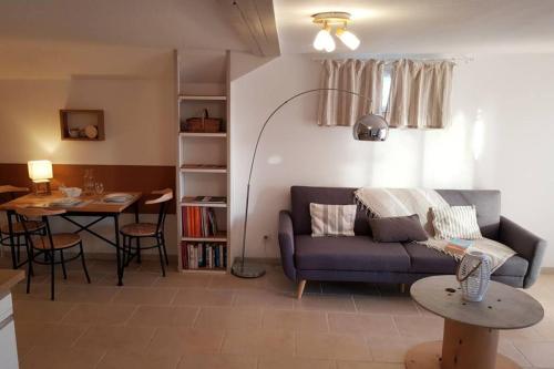 sala de estar con sofá y mesa en Cocon chic au pied du Vercors avec parking, en Marches