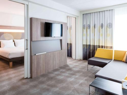 Ліжко або ліжка в номері Novotel Amsterdam Schiphol Airport