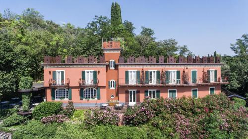 Un jardín fuera de Hotel Castello S. Antonio