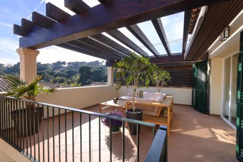 Un balcon sau o terasă la LETS HOLIDAYS Luxury house in cala llevado 2