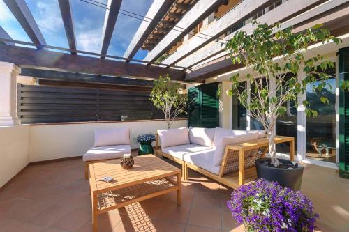 Un balcon sau o terasă la LETS HOLIDAYS Luxury house in cala llevado 2