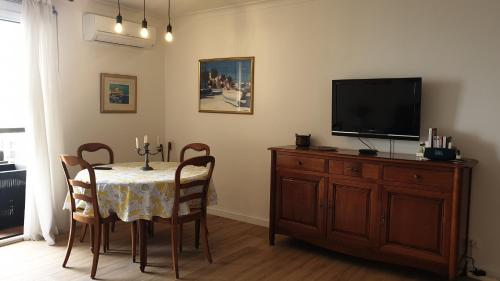 Televisyen dan/atau pusat hiburan di Bastia Appartement 3 chambres vue mer