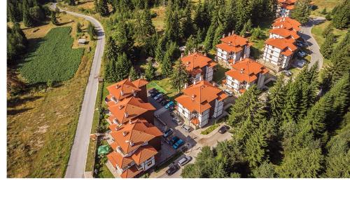 een luchtzicht op een groot huis met oranje daken bij “Family аpart - Смолянски езера“ in Smolyan