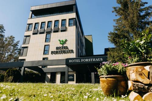 un bâtiment avec un panneau qui lit les outils de l'hôtel dans l'établissement Hotel Forsthaus Nürnberg Fürth, à Fürth