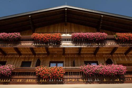 un edificio con fiori rosa sui balconi di Gasthof Steinerwirt a Grossgmain