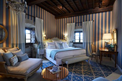 Cama ou camas em um quarto em Helguera Palacio Boutique & Antique