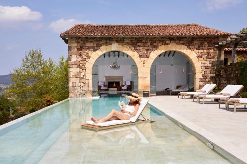 A piscina localizada em Helguera Palacio Boutique & Antique ou nos arredores