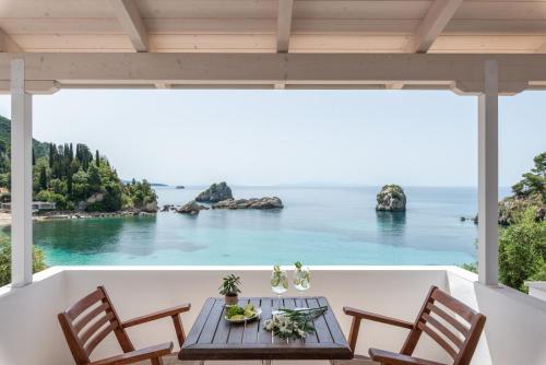 een uitzicht op de oceaan vanaf de veranda van een huis bij Krioneri Beach in Parga