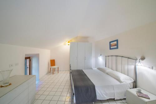 een witte slaapkamer met een bed en een badkamer bij Ravello House in Ravello